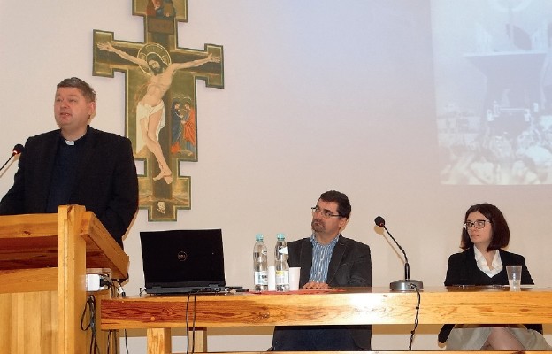 Wykład ks. mgr. lic. Dariusza Grygowskiego, obok dr Michał Białkowski
i dr Zofia Fenrych
