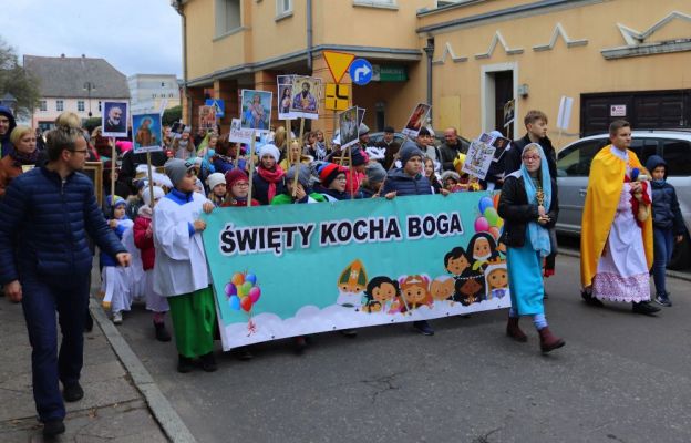 Ulicami Drezdenka przeszedł Marsz Wszystkich Świętych