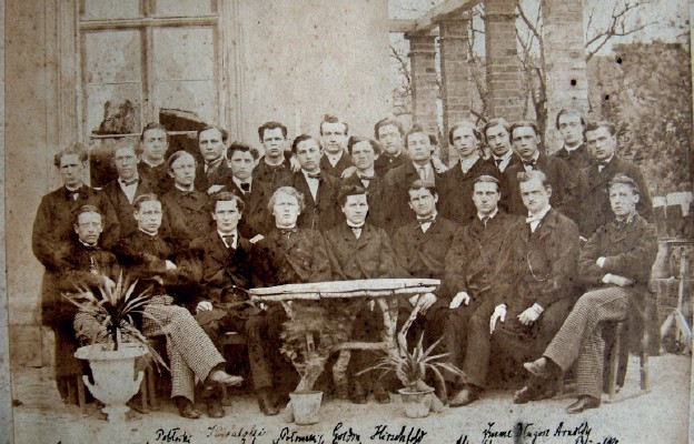 Ks. Jakub Fankidejski (1844-83) w młodości poparł powstanie styczniowe (siedzi czwarty z lewej)