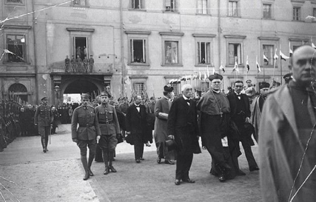 Członkowie Rady Regencyjnej: książę Zdzisław Lubomirski, abp Aleksander Kakowski i hrabia Józef Ostrowski