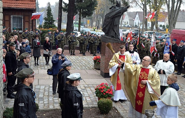 Tablicę poświęcił ks. Grzegorz Wejman