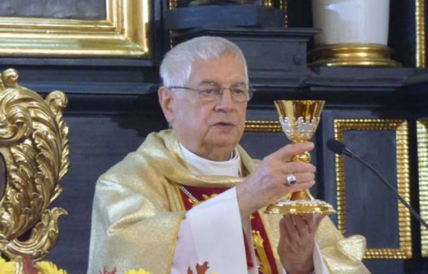 Ks. inf. Józef Strugarek i ofiarowany przez niego dla parafii kielich
jubileuszowy