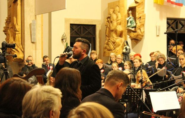 Wydarzenie było zwieńczeniem weekendowych warsztatów muzyczno-chóralnych „Niepodległość - trudne słowo”  prowadzonych m.in. przez Jakuba Tomalaka