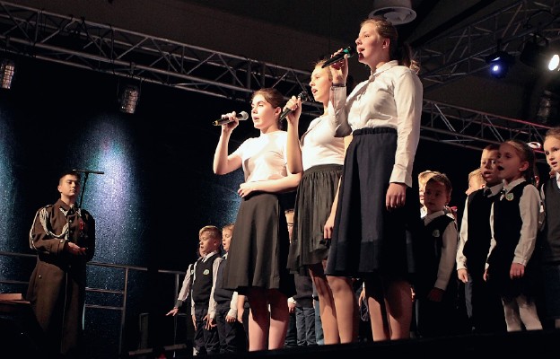 W koncercie pod hasłem „My dla Niepodległej” uczestniczyli uczniowie ze Szkoły
Podstawowej Fundacji „Clever” w Wałbrzychu