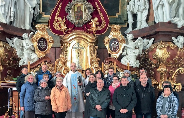 Uczestnicy modlitewnych spotkań przed ikoną Pani Krzeszowskiej