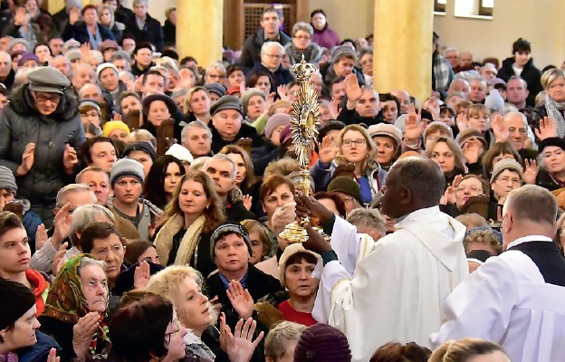 Z Jezusem Eucharystycznym pośród wiernych