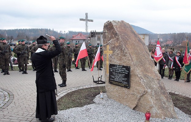 Aktu poświęcenia szczawieńskiego Pomnika Niepodległości dokonał proboszcz parafii ks. Jarosław Żmuda