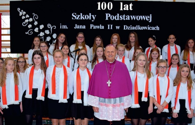 Bp Tadeusz Pikus z artystkami jubileuszu