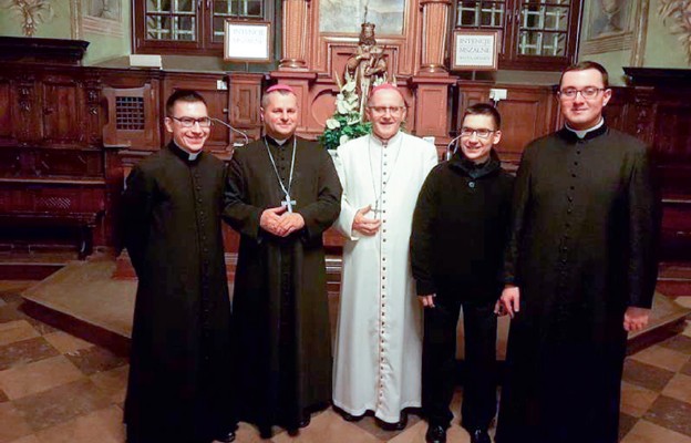 Pamiątkowe zdjęcie legnickich kleryków z księżmi biskupami obecnymi na jasnogórskim spotkaniu