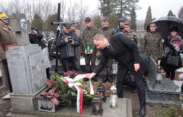 Kwiaty na grobie kompozytora „Modlitwy Ułana Jazłowieckiego” złożył wojewoda dolnośląski Paweł Hreniak