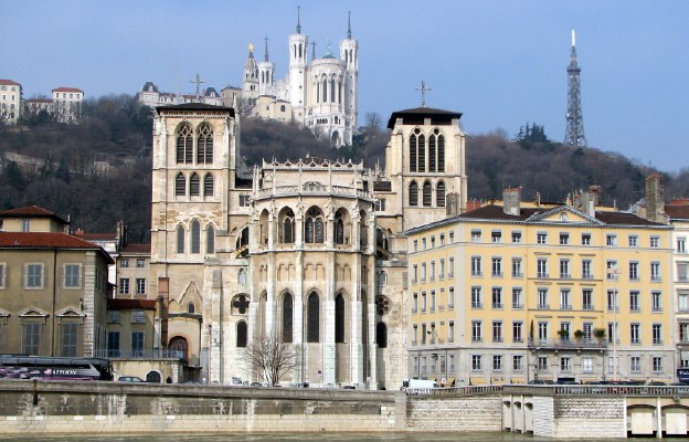 Katedra w Lyonie, a na wzgórzu Bazylika Notre-Dame de Fourvière