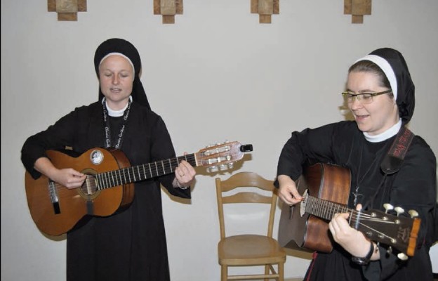 S. Amadeusza Sowińska i s. Karola Matyjaszczyk akompaniują na gitarach podczas Mszy św. w kaplicy Centrum Formacji Misyjnej