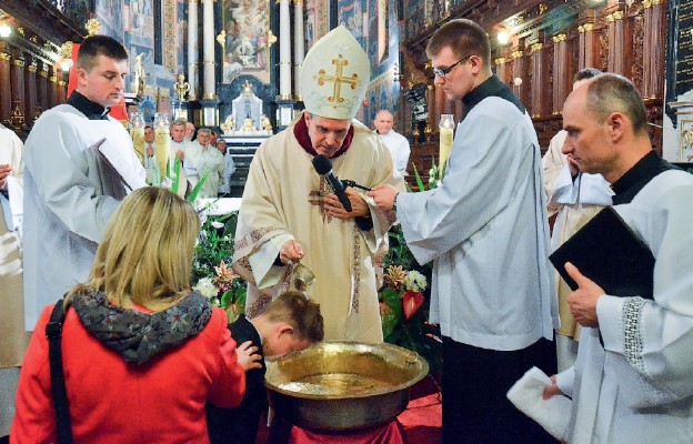 W Wigilię Paschalną Biskup włącza do wspólnoty Kościoła nowych członków
