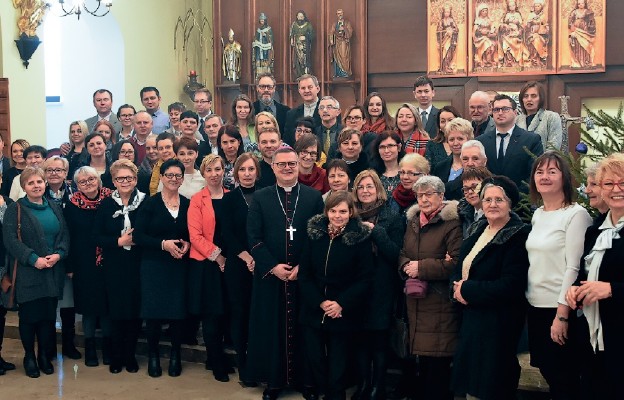 Uczestnicy toruńskiego spotkania wraz z bp. Wiesławem Śmiglem