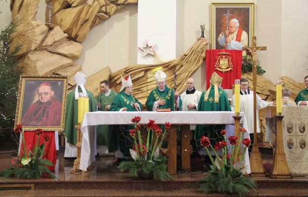 Mszy św. przewodniczył bp Tadeusz Lityński, w koncelebrze biskupów Adama Dyczkowskiego, Stefana Regmunta i Pawła Sochy oraz zgromadzonych kapłanów.