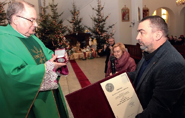 Wręczenie medalu ks. Krzysztofowi Moszumańskiemu w jego parafii
w Wałbrzychu