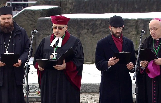 Modlitwa przedstawicieli różnych religii przy Pomniku Ofiar