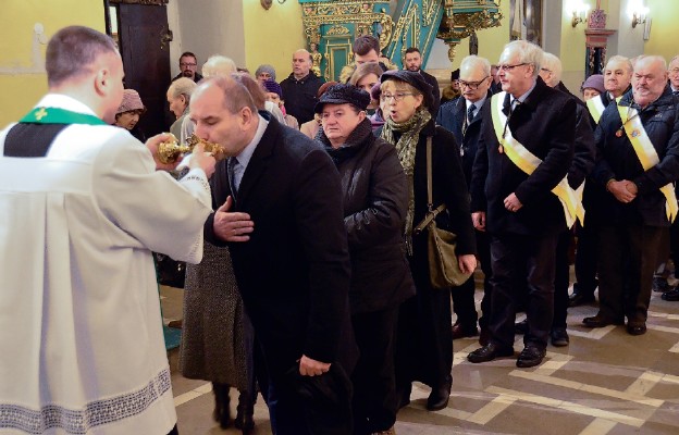 Na zakończenie liturgii wierni mogli uczcić bł. ks. Jerzego Popiełuszki
poprzez ucałowanie relikwii