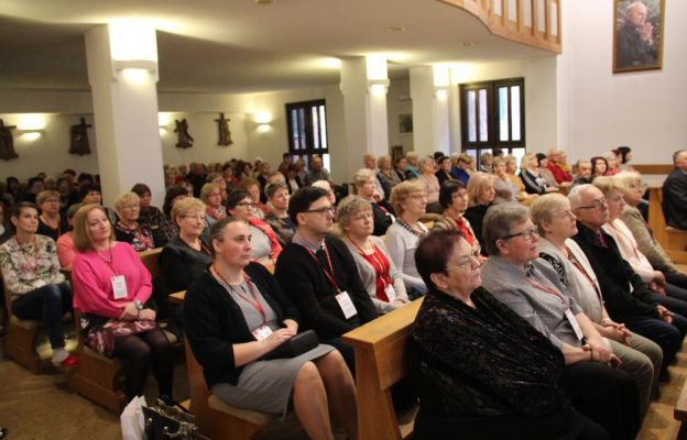 W rekolekcjach uczestniczy 140 osób z ponad 40 Parafialnych Zespołów Caritas