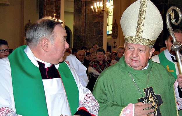 Na zaproszenie ks. prał. Leszka Kołczyka na obchody 25. rocznicy śmierci
bp. Miłosława Kołodziejczyka przybył kard. Stanisław Dziwisz