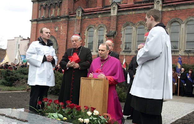 Podczas ingresu bp. Grzegorza Kaszaka – przed grobem pierwszego biskupa sosnowieckiego Adama Śmigielskiego SDB