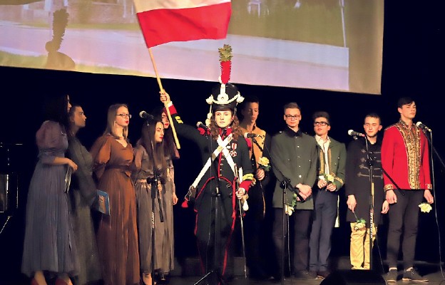 Scena zbiorowa patriotycznego spektaklu o dzielnych Polkach w naszej historii