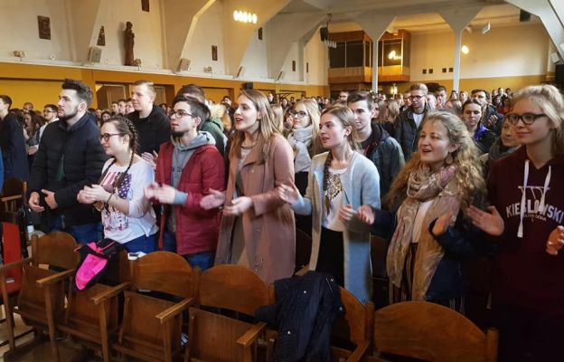 Blok modlitewno-konferencyjny jest stałym punktem pielgrzymki maturzystów