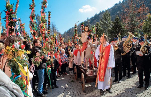 Tradycyjna tokarska procesja z palmami i Panem Jezusem na osiołku – pozwala przenieść się w czasie, mówią uczestnicy
