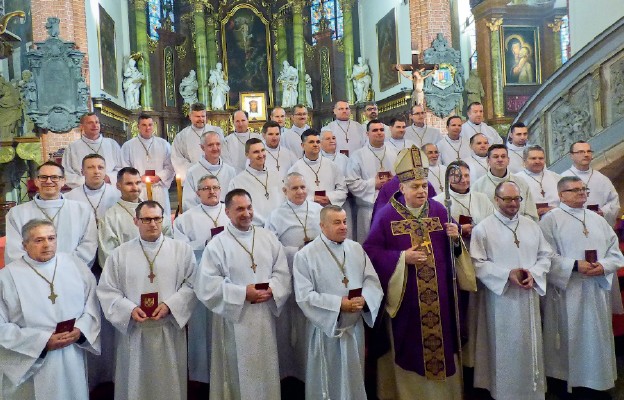 Tegoroczni nadzwyczajni szafarze Komunii św. wraz z biskupem legnickim