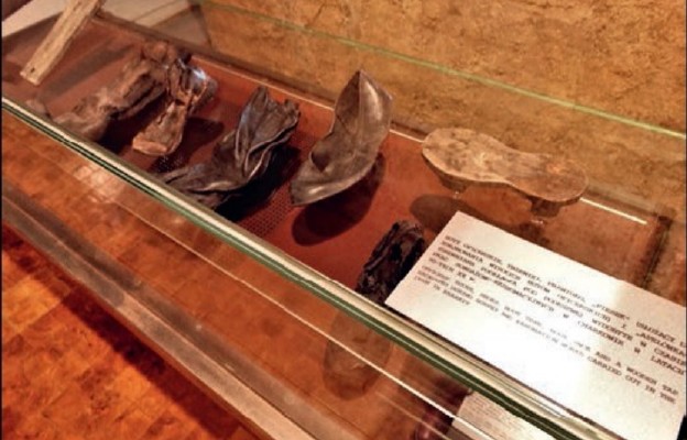 Buty oficerskie, które należały do pomordowanych Polaków.
Znaleziono je w Charkowie podczas ekshumacji