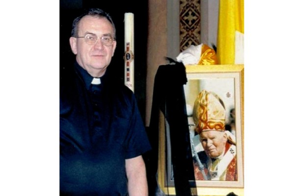 Ksiądz Antoni Zemuła w dniu śmierci Jana Pawła II przed ołtarzem kościoła Saint Frances de Chantal na Brooklynie
