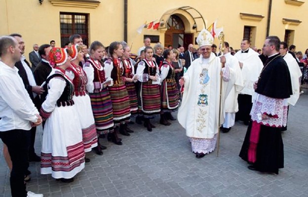 Powitanie księdza biskupa przed kurią diecezjalną