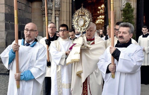 Procesję rezurekcyjną w katedrze świdnickiej poprowadził bp Ignacy Dec