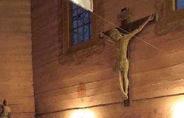 Krzyż został umieszczony na ścianie po prawej stronie prezbiterium