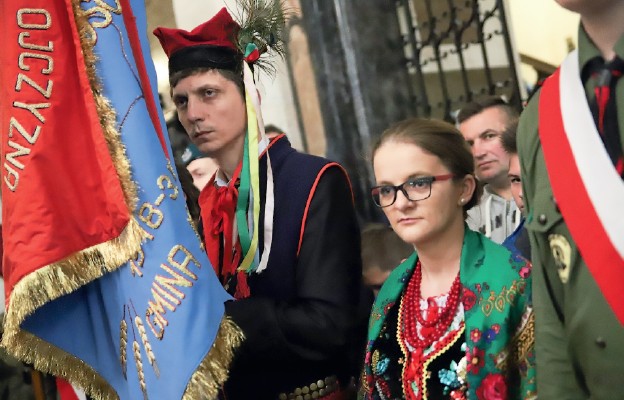 Na Wzgórzu Wawelskim poczty sztandarowe podkreślały patriotyczny
charakter uroczystości