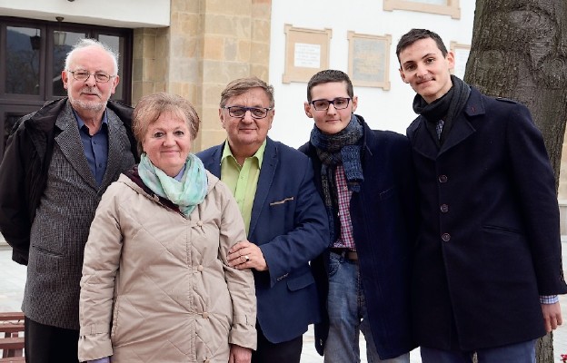 Od lewej Zbigniew Syrek, Barbara Kalinowska, Józef Błachut, Krzysztof i Piotr Moskalowie – świadkowie cudów za wstawiennictwem Matki Bożej Myślenickiej