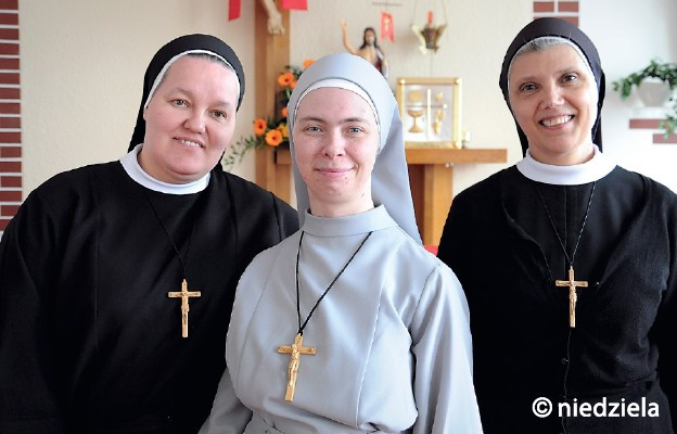 Siostry posługują w Specjalnym Ośrodku Wychowawczym prowadzonym przez Zgromadzenie Sióstr św. Józefa w Częstochowie. Od lewej: s. Ezechiela Wolak, dyrektor ośrodka, s. Emmanuela Snopek i s. Sylwia Bocheńska