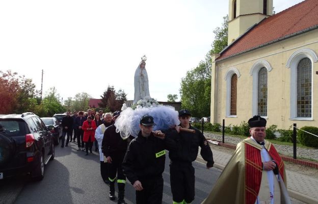 Po wieczornej mszy świętej sprawowanej w Radwanicach odbyła się procesja z figurą Matki Bożej do kościoła parafialnego w Łagoszowie Wielkim