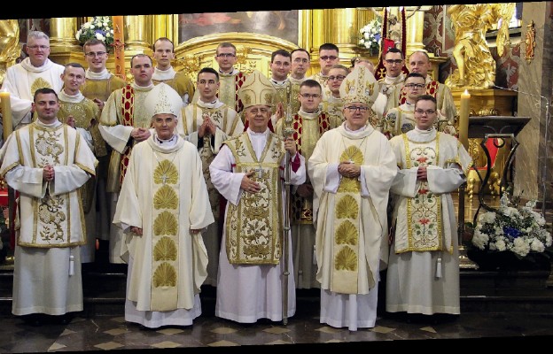 Nowo wyświęceni diakoni z biskupami kieleckimi