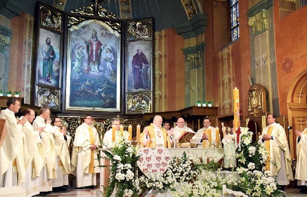 Srebrni Jubilaci przy ołtarzu w katedrze