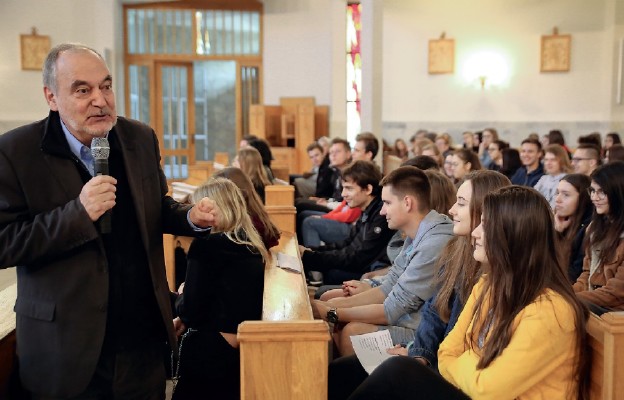 O. Antonello Cadeddu podczas konferencji dla młodzieży