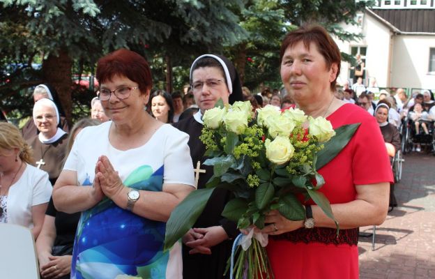 Siostry Felicjanki i pensjonariuszki DPS dziękowały za 60 lat Domu Pomocy Społecznej w Szarczu