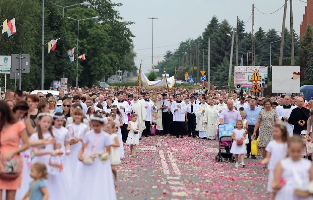 Procesja eucharystyczna ulicami Sandomierza