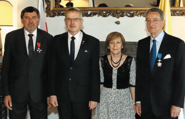 Uroczystość wręczenia odznaczeń państwowych
w Ambasa-dzie RP w Rzymie, 11 czerwca 2019 r.
Od lewej: Grzegorz Gałązka, ambasador Janusz Kotański
z małżonką Anną i Włodzimierz Rędzioch