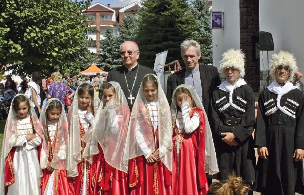 Abp Stanisław Budzik wśród dzieci podczas „Dobrych wakacji”