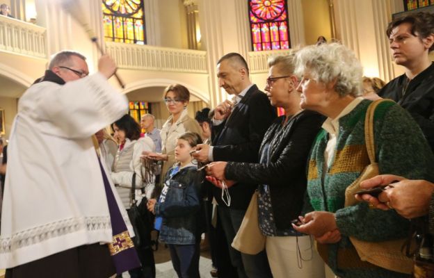 Po sumie odpustowej we wrocławskiej parafii Opieki św. Józefa kilkadziesiąt osób przyjęło szkaplerz
