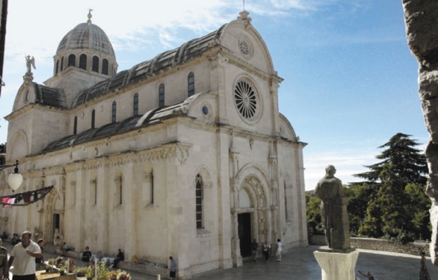 Katedra św. Jakuba w Szybeniku. Z prawej strony widoczny pomnik jej budowniczego Juraja Dalmatinca