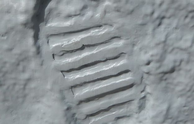 Są piękne fotografie księżyca, plastyczne modele jego powierzchni m.in. model śladu buta Edwina Aldrina z Apollo 11.