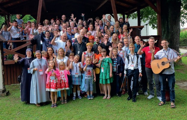 Pamiątkowe zdjęcie z abp. Józefem Michalikiem i kard. Josefem Paulem Cardesem