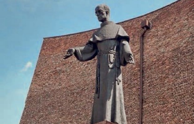 Figura św. o. Maksymiliana przed świątynią w Dąbrowie Górniczej